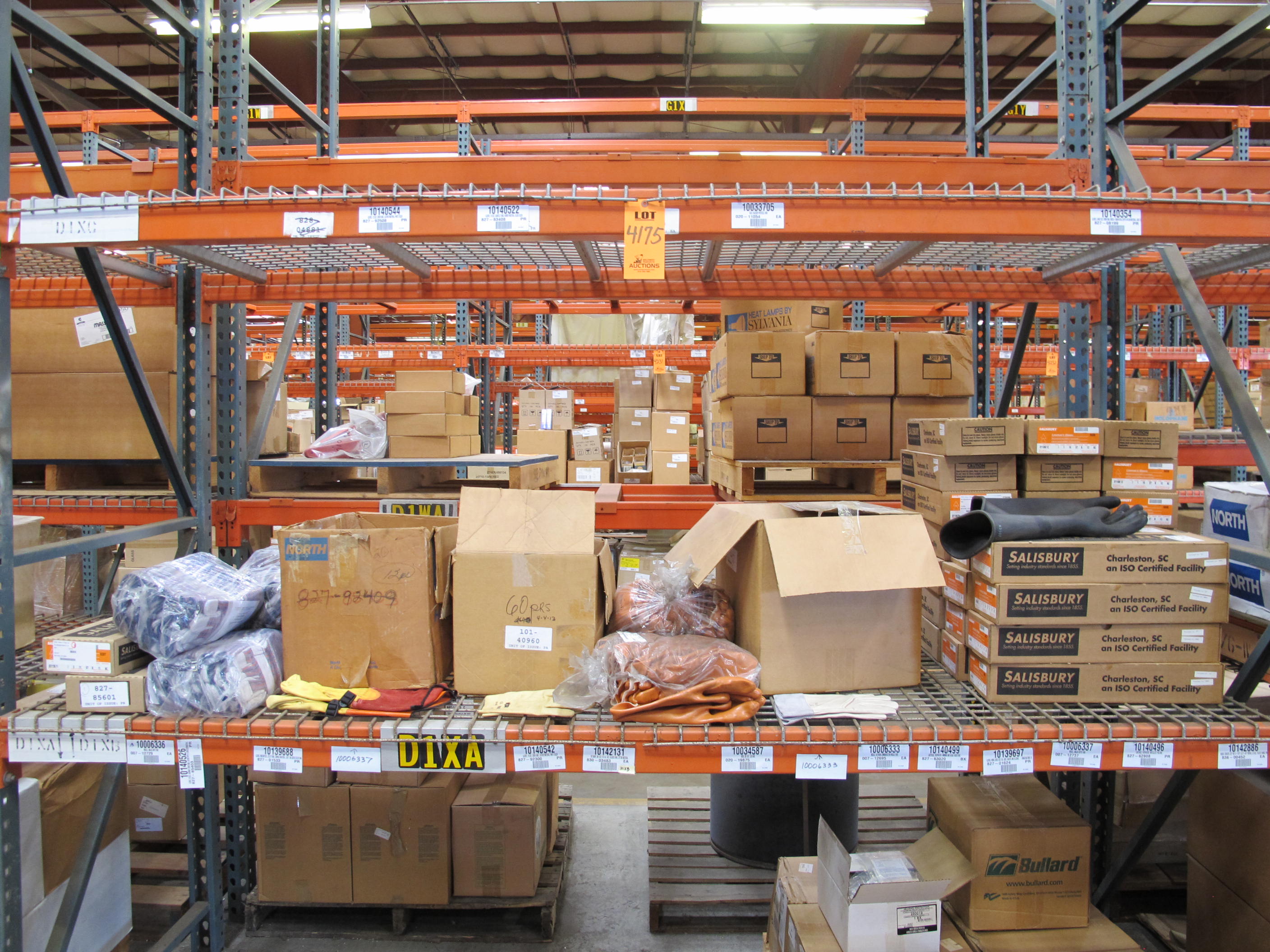 LOT TO INCLUDE: LARGE QUANTITY OF LEATHER, RUBBER AND LATEX GLOVES. LOADING & HANDLING FEE $15-4175